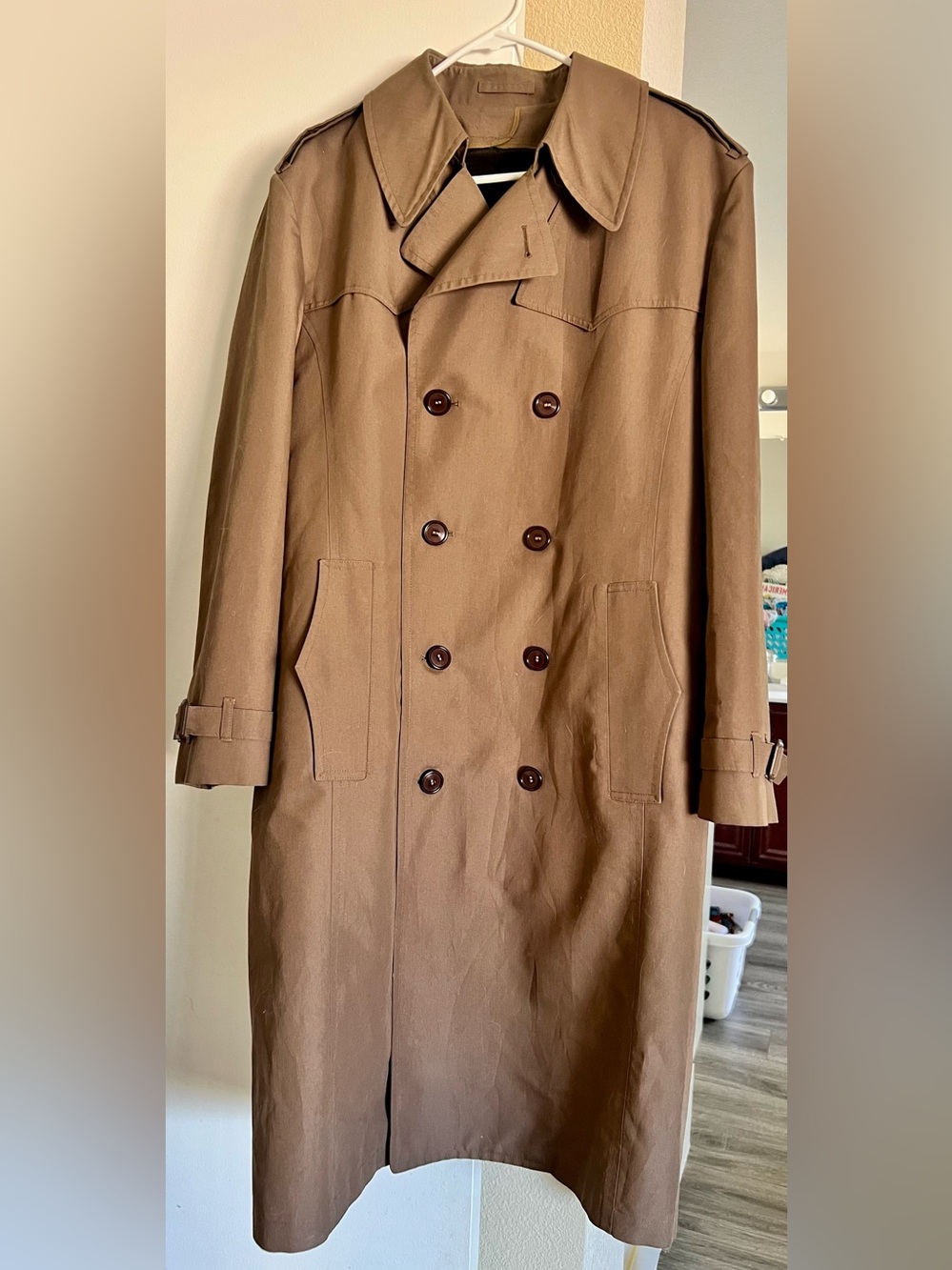 Men’s London Fog Classic coat with lining. Small stain on front (3rd pic)
